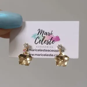 Brinco Mini Flor Chapinha Banhado a Ouro