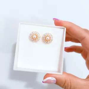 Brinco Flor Pérola e Zircônias Banhado a Ouro