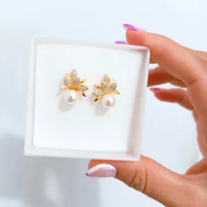 Brinco Folhas Pérola e Zircônias Banhado a Ouro