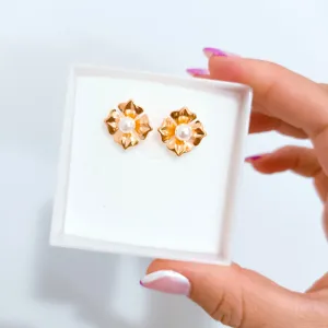Brinco Flor com Pérola Banhados a Ouro