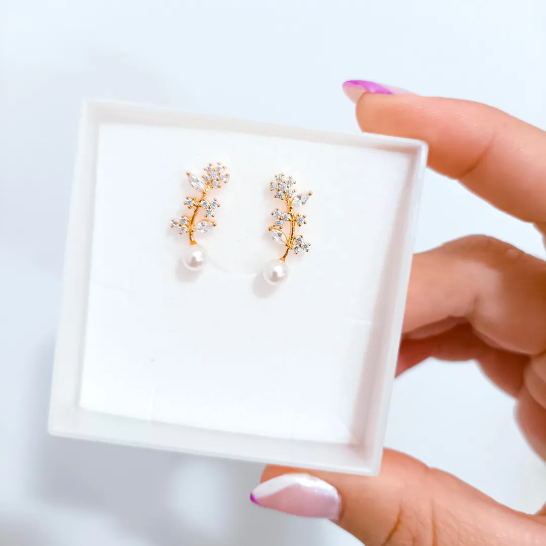 Brinco Flor Pérola e Zircônias Banhado a Ouro