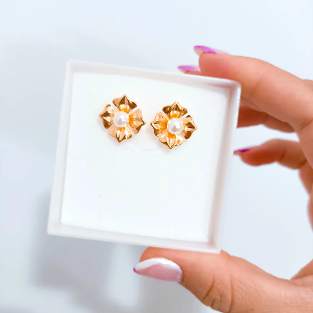 Brinco Flor com Pérola Banhados a Ouro