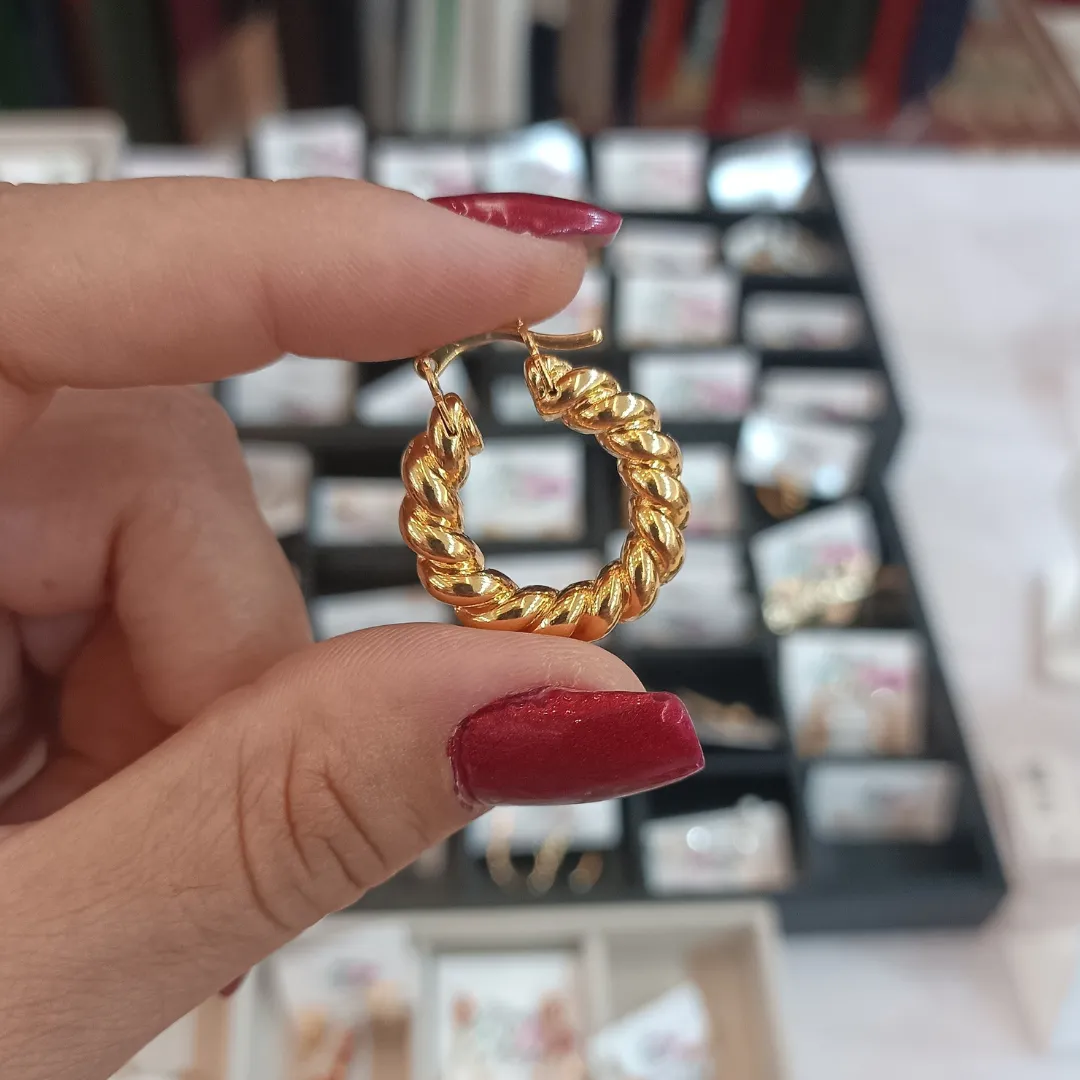 Argola Tubo Torcido Banhada a Ouro