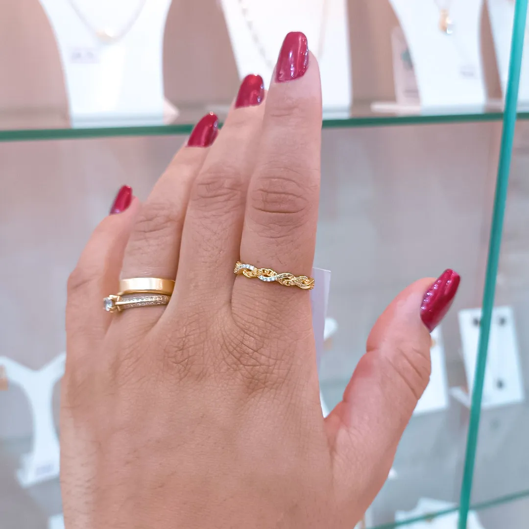 Anel Entrelaçado Liso e Zircônias Banhado a Ouro