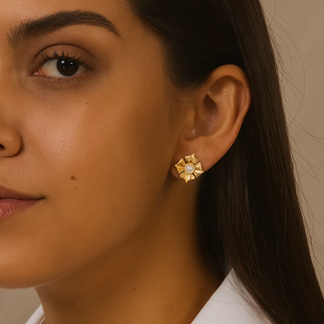 Brinco Flor com Pérola Banhados a Ouro