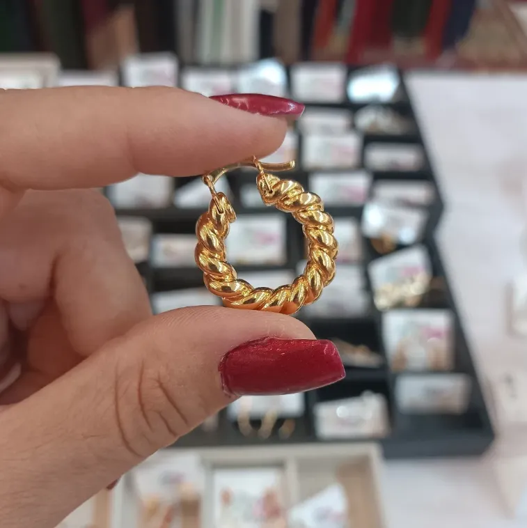 Argola Tubo Torcido Banhada a Ouro